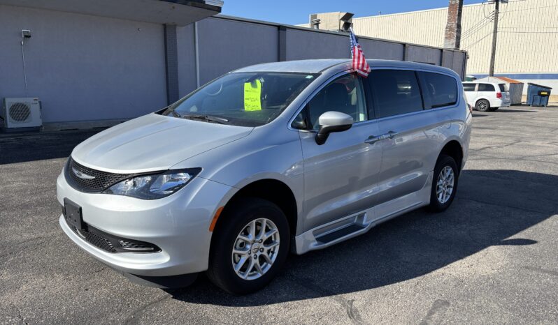 
								2022 Chrysler Voyager LX full									