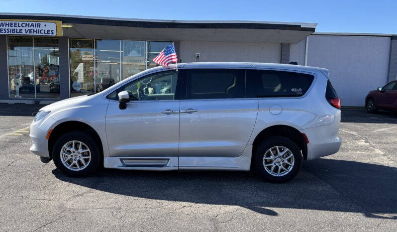 
								2022 Chrysler Voyager LX full									