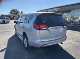 
										2022 Chrysler Voyager LX full									