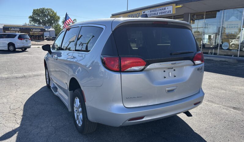 
								2022 Chrysler Voyager LX full									