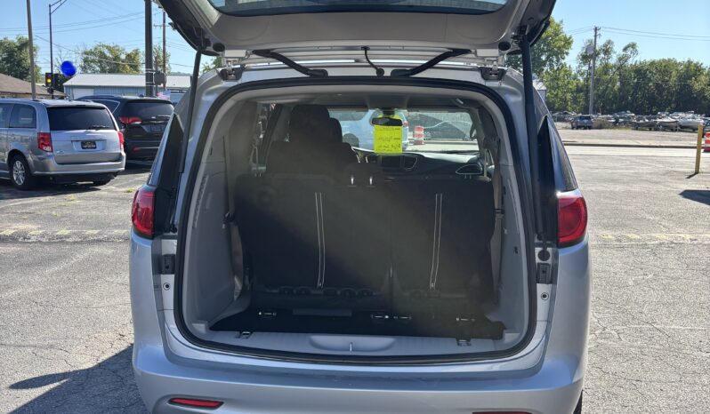 
								2022 Chrysler Voyager LX full									