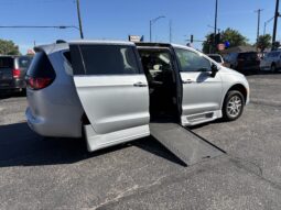 
										2022 Chrysler Voyager LX full									