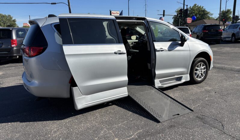 
								2022 Chrysler Voyager LX full									