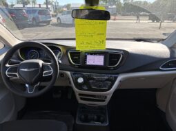 
										2022 Chrysler Voyager LX full									