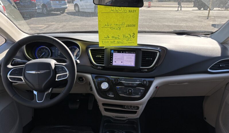 
								2022 Chrysler Voyager LX full									