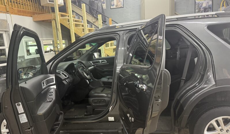 
								2015 Ford Explorer XLT Wheelchair Van full									
