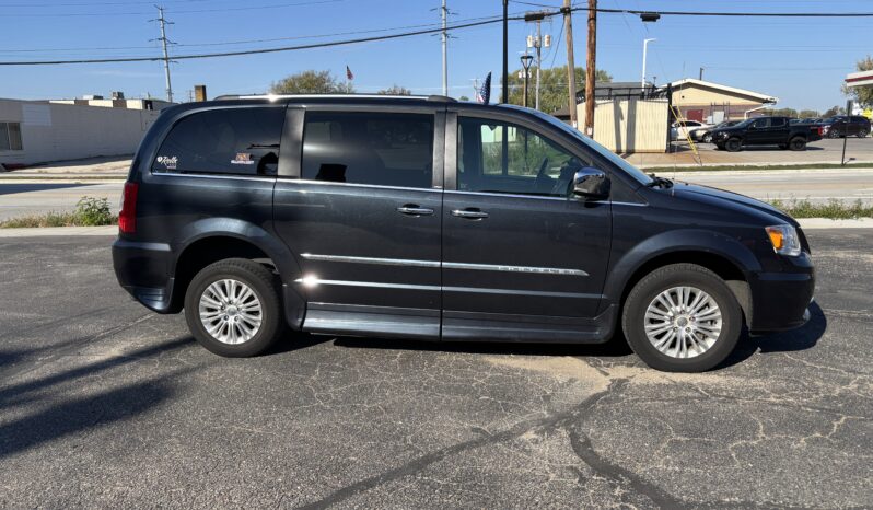 
								2014 Chrysler Town & Country Limited Wheelchair Van full									