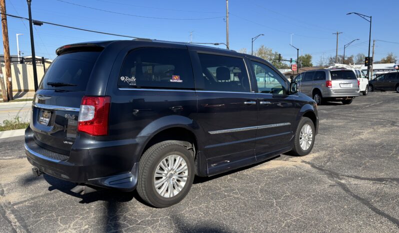 
								2014 Chrysler Town & Country Limited Wheelchair Van full									