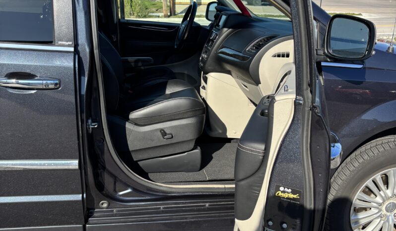 
								2014 Chrysler Town & Country Limited Wheelchair Van full									