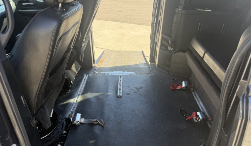 
								2013 Dodge Grand Caravan R/T Wheelchair Van full									