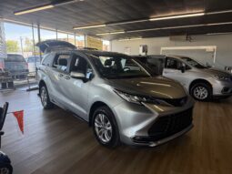 
										2025 Toyota Sienna Limited Hybrid Wheelchair Van full									