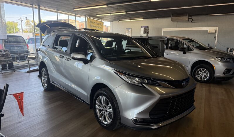 
								2025 Toyota Sienna Limited Hybrid Wheelchair Van full									