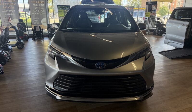 
								2025 Toyota Sienna Limited Hybrid Wheelchair Van full									