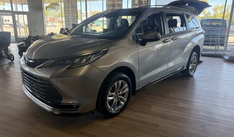 
								2025 Toyota Sienna Limited Hybrid Wheelchair Van full									