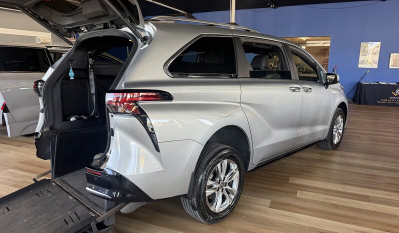
								2025 Toyota Sienna Limited Hybrid Wheelchair Van full									