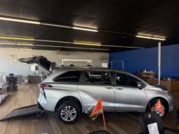 
										2025 Toyota Sienna Limited Hybrid Wheelchair Van full									