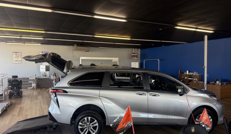 
								2025 Toyota Sienna Limited Hybrid Wheelchair Van full									