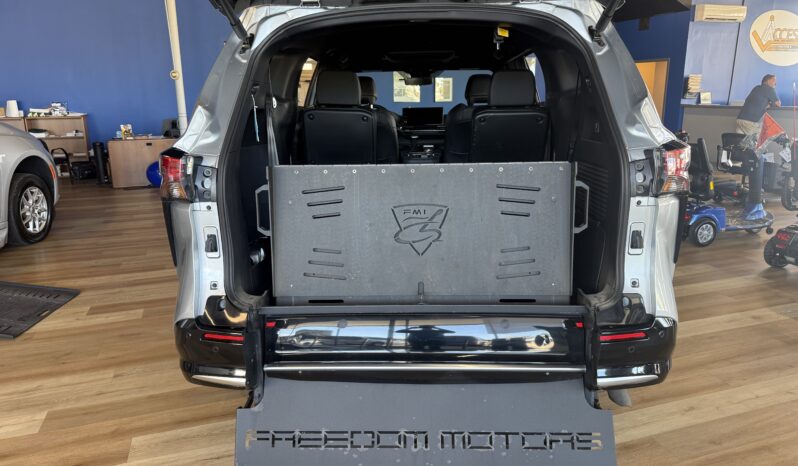 
								2025 Toyota Sienna Limited Hybrid Wheelchair Van full									