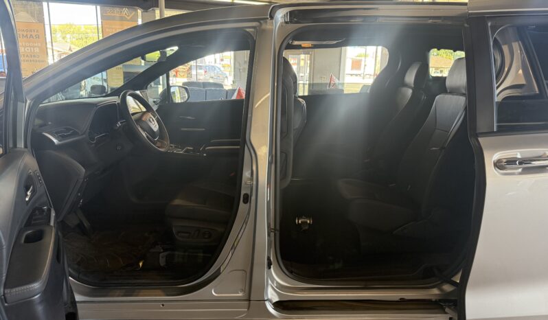 
								2025 Toyota Sienna Limited Hybrid Wheelchair Van full									