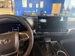 
										2025 Toyota Sienna Limited Hybrid Wheelchair Van full									