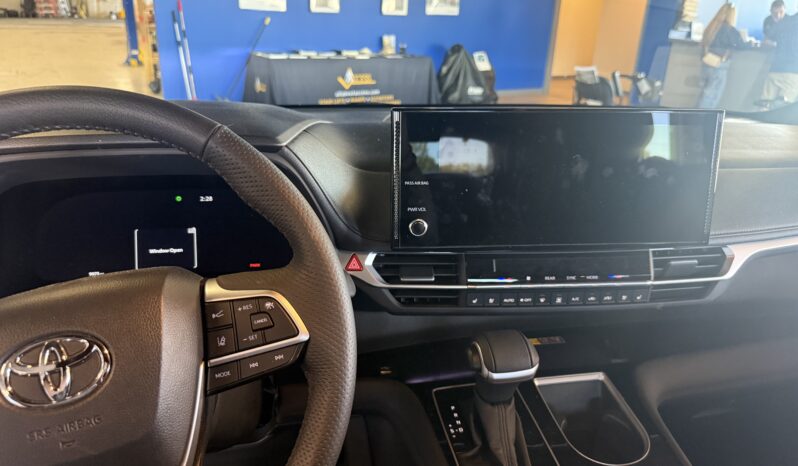 
								2025 Toyota Sienna Limited Hybrid Wheelchair Van full									