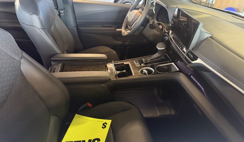 
								2025 Toyota Sienna Limited Hybrid Wheelchair Van full									